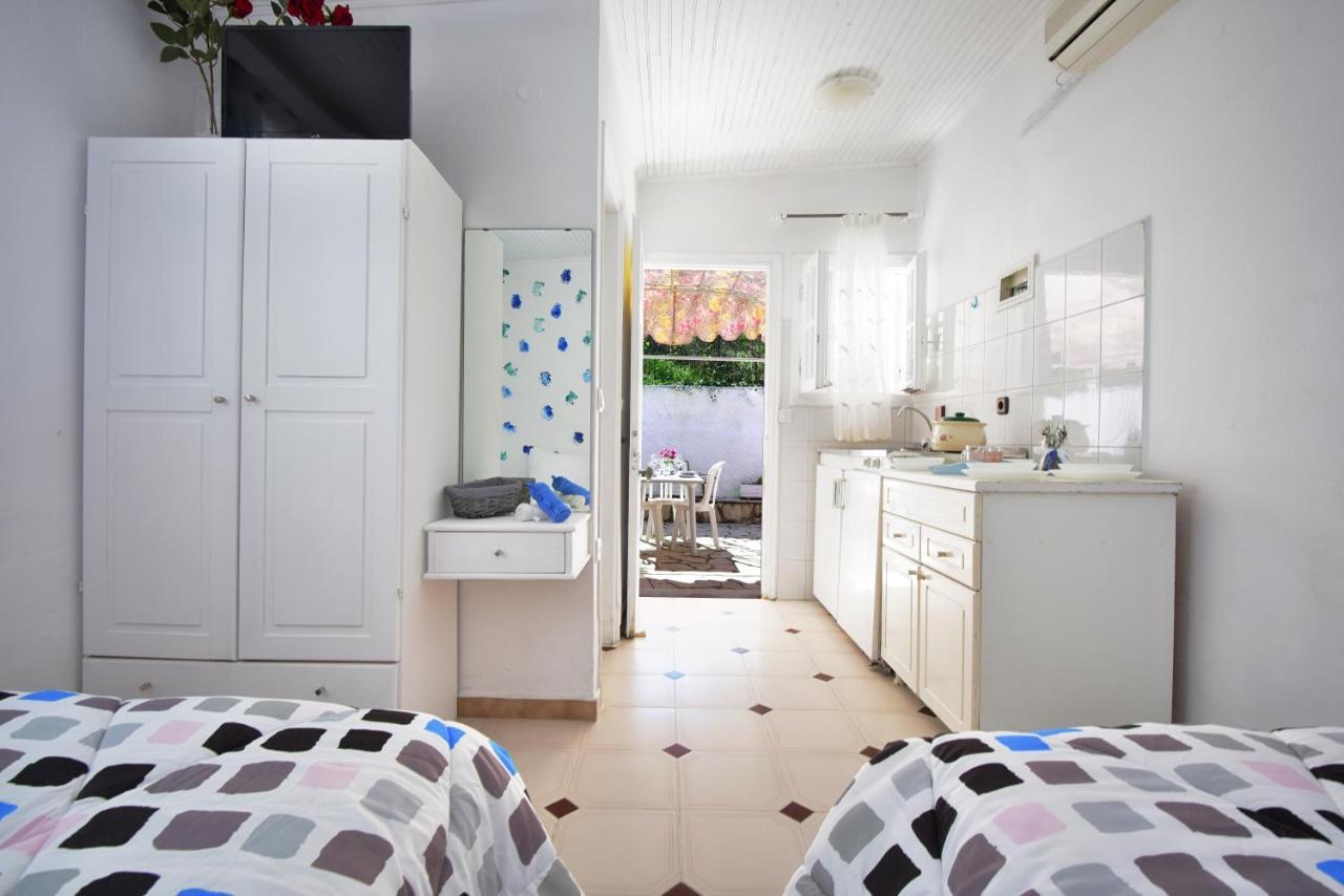 Merlyn Rooms Into The Nature, 100M From The Beach Dafnila Exterior photo